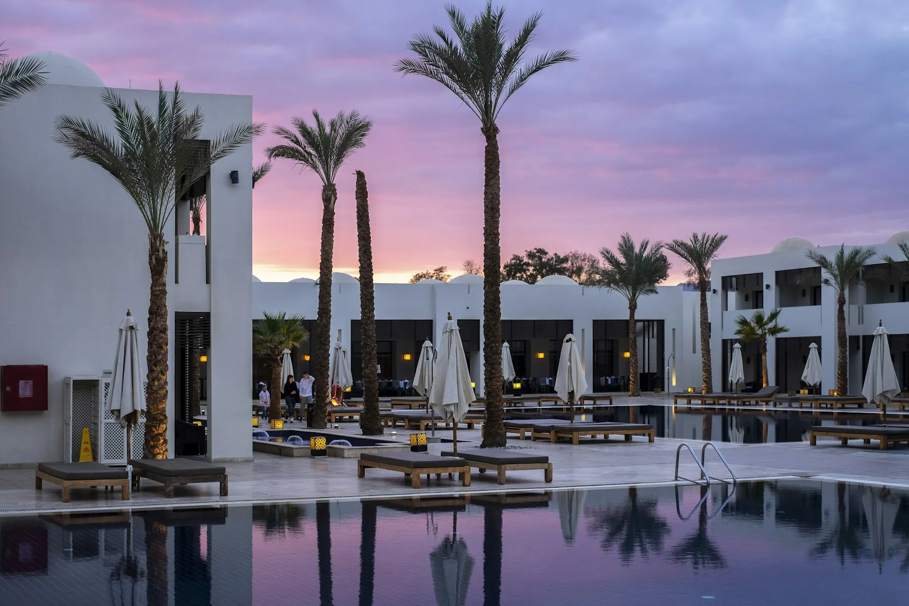 Wieczorna restauracja hotelowa Noire Residence